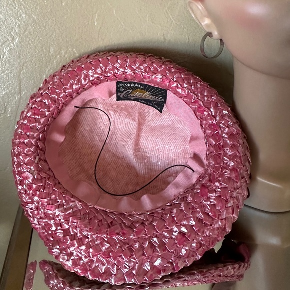 CHARMING 1960s' SALMON/PINK STRAW FEDORA WITH STRAW "FEATHER" & PEARLS - Picture 12 of 13